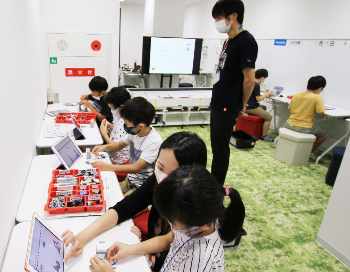 ロボットプログラミング教室で学ぶ子供達の写真
