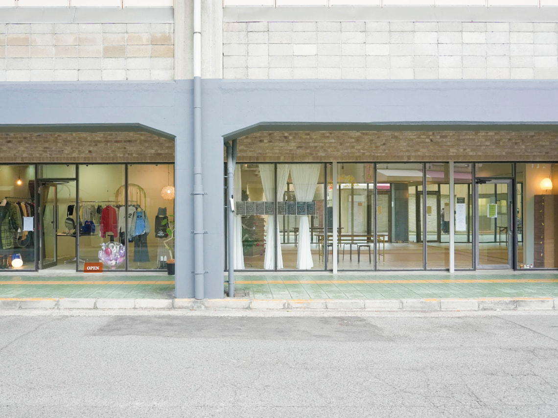 高架下のテナントの写真