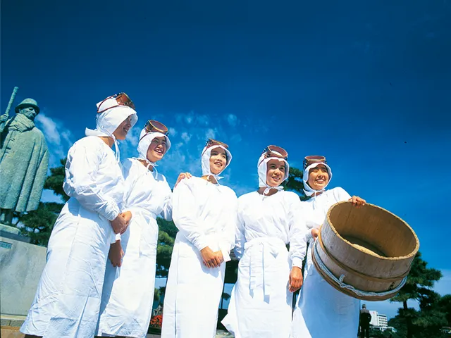 並んだ海女さんたちの写真