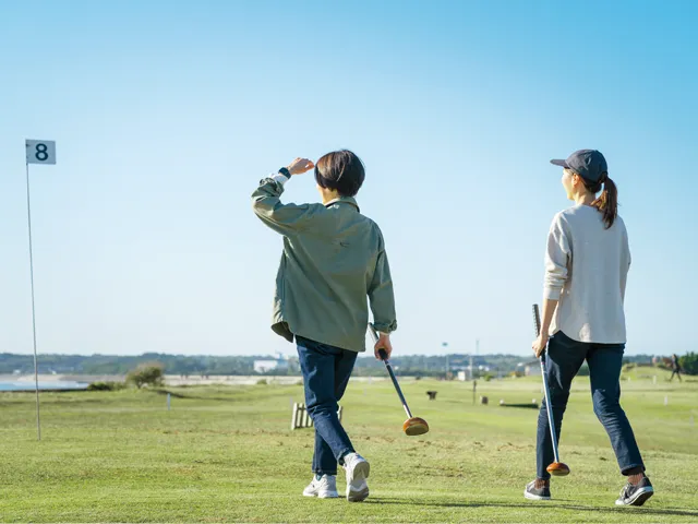 志摩パークゴルフ場を歩く二人のゴルファーの写真