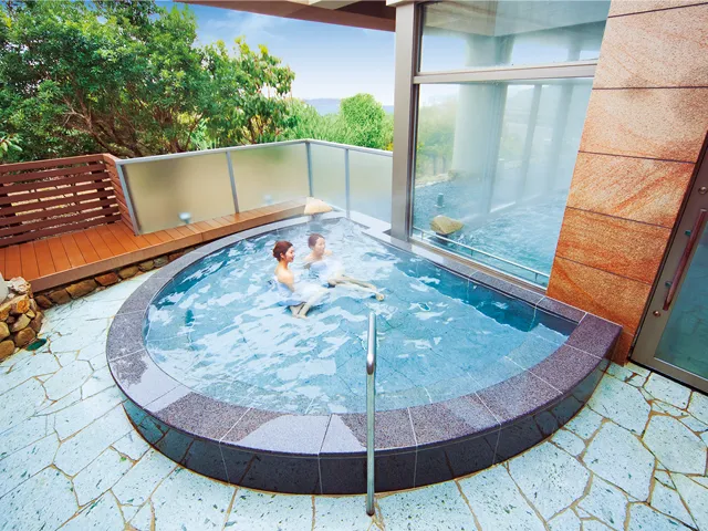 ともやまの湯の浴槽を見下ろす写真