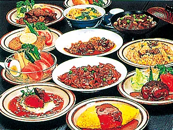 洋食屋牛銀の料理が並ぶ写真