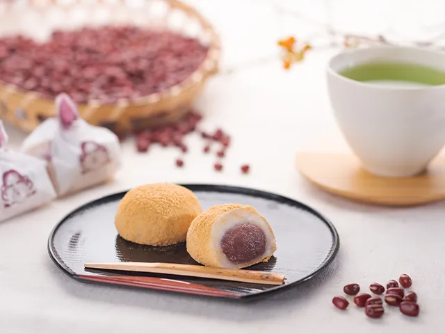 北海道の小豆を使い、きな粉をたっぷりまぶしたお餅の写真