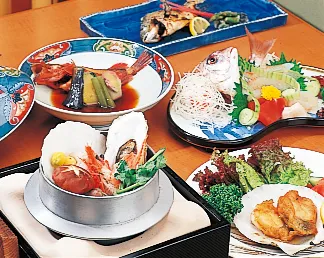 天びん屋本店の料理が並ぶ写真