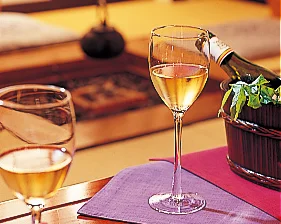 海月の店内のテーブル・ワイングラスの写真