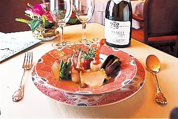 ボンヴィヴァンの店内、テーブルのワインと食事の写真